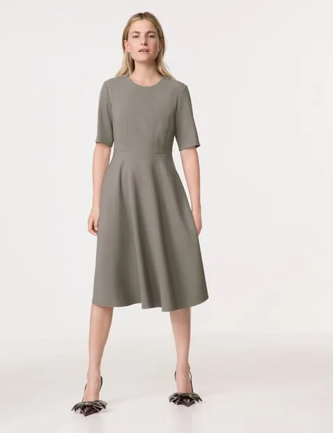 Elegantes Kleid mit ausgestelltem Rockteil