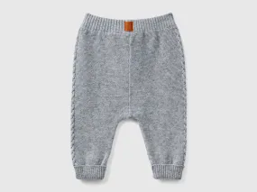 Hose mit Zopfmuster aus recycelter Wollmischung