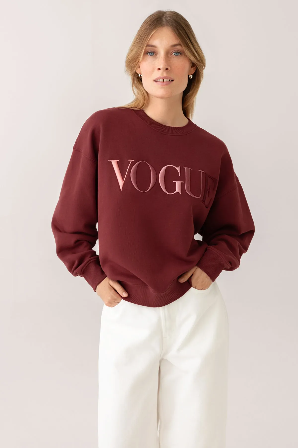 VOGUE Sweatshirt Bordeaux mit bunter Logo-Stickerei