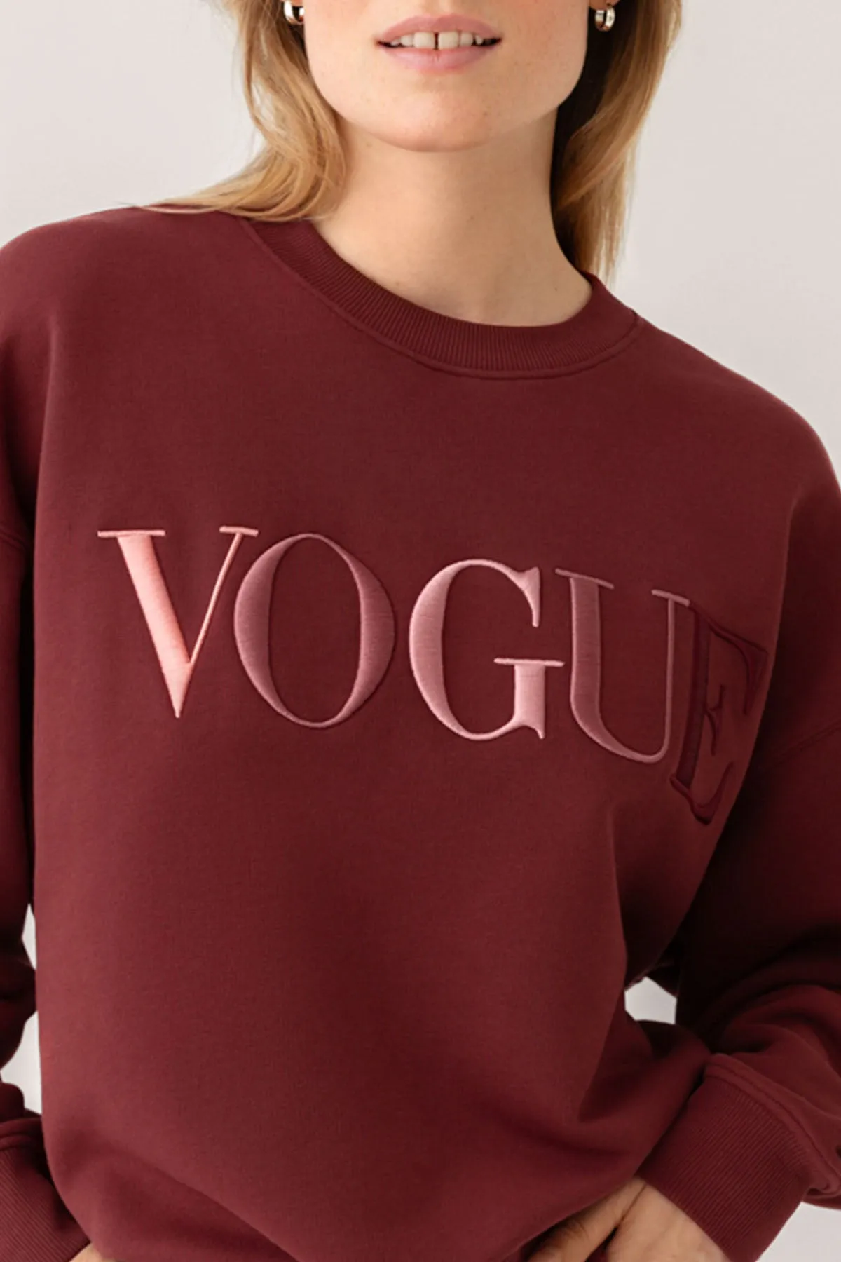 VOGUE Sweatshirt Bordeaux mit bunter Logo-Stickerei