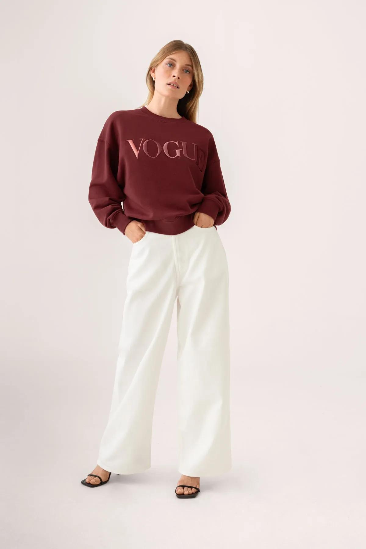 VOGUE Sweatshirt Bordeaux mit bunter Logo-Stickerei