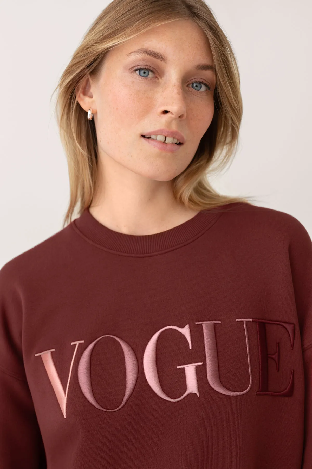 VOGUE Sweatshirt Bordeaux mit bunter Logo-Stickerei